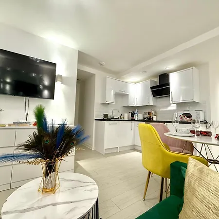 شقة Winner Of 2025 Traveller Award - 2 Double Bed In Heart Of Centre With Netflix & Wifi