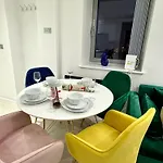 Winner Of 2025 Traveller Award - 2 Double Bed In Heart Of Centre With Netflix & Wifi * Leeds (West Yorkshire)