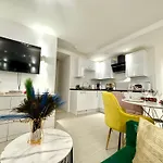 Lejlighed Winner Of 2025 Traveller Award - 2 Double Bed In Heart Of Centre With Netflix & Wifi