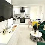 Winner Of 2025 Traveller Award - 2 Double Bed In Heart Of Centre With Netflix & Wifi *